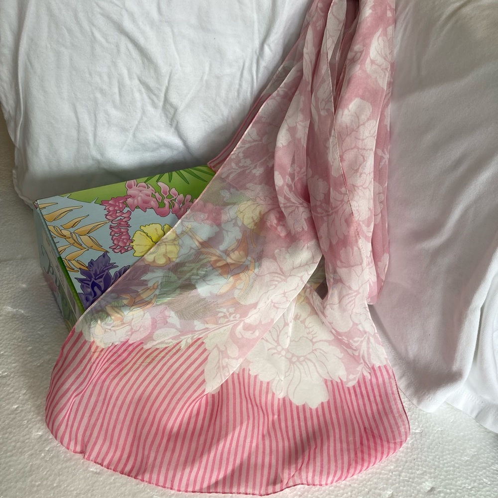TR Bentley pink and white scarf. NWT - Picture 7 of 7